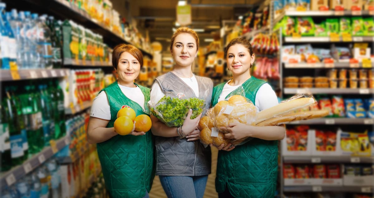 Продавец-кассир на рабочем месте в магазине «Пятёрочка»